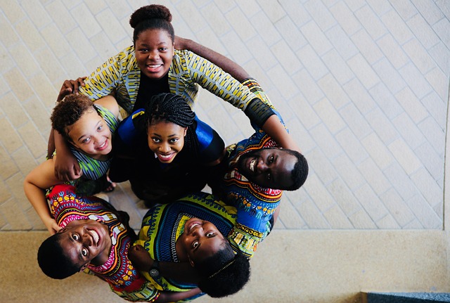Jeunes Africains réunis en cercle
