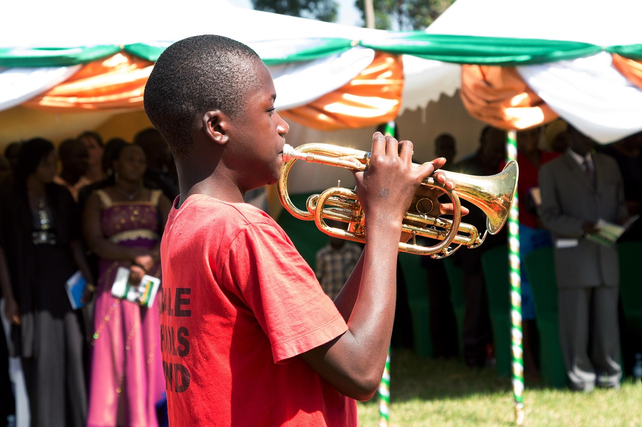 Jeune musicien au milieu de sa communauté